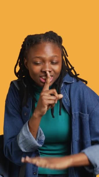 Verticale Video Stern Afrikaanse Amerikaanse Vrouw Doet Shushing Hand Gebaren — Stockvideo