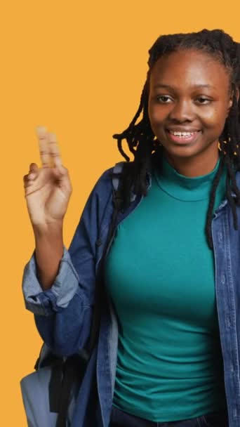 Κάθετη Βίντεο Χαμογελώντας Αφροαμερικανός Φοιτητής Στο Σχολείο Σηκώνοντας Χέρι Για — Αρχείο Βίντεο