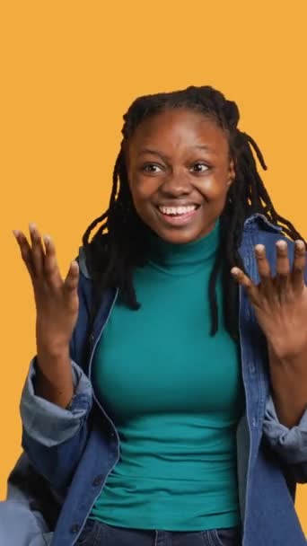 Verticale Video Upbeat Afrikaanse Amerikaanse Tiener Gek Rond Gevoel Vreugdevol — Stockvideo