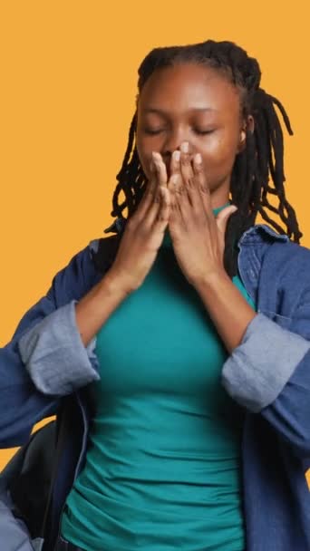 口を手で覆う垂直ビデオアフリカ系アメリカ人女性は 3人の賢いサルを模倣しています ガールは見ない 聞かない ジェスチャーのコンセプトを話さない スタジオ — ストック動画