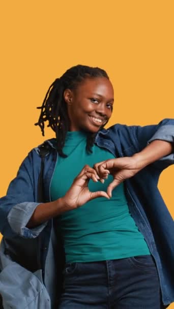 Vídeo Vertical Retrato Una Simpática Mujer Afroamericana Sonriente Haciendo Gesto — Vídeos de Stock