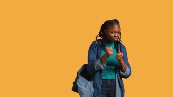 Africká Američanka Žertovně Předstírá Bojuje Přátelskou Konfrontaci Přítelem Mladá Dívka — Stock video