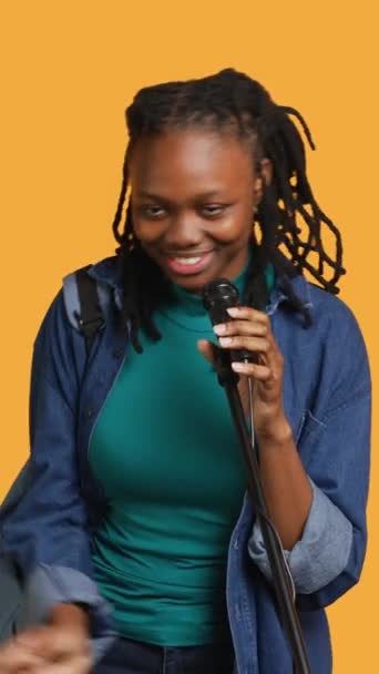Vidéo Verticale Portrait Conférencier Motivationnel Afro Américain Parlant Microphone Adressant — Video