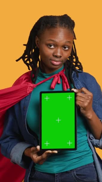 Вертикальне Відео Портрет Радісної Жінки Зображує Супергероя Зеленим Екраном Планшета — стокове відео