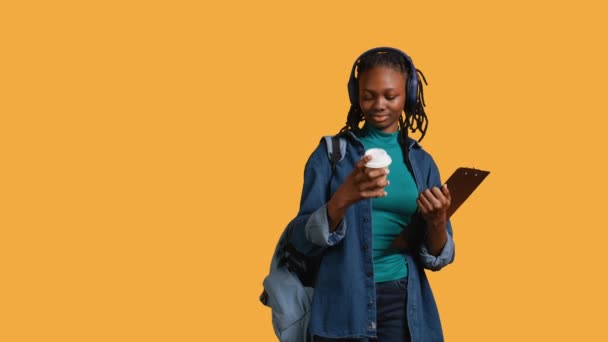Africká Americká Teenager Těší Kávu Zatímco Drží Podložku Mladý Člověk — Stock video