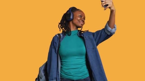 Wanita Ceria Dengan Headphone Menggunakan Smartphone Untuk Mengambil Foto Selfie — Stok Video