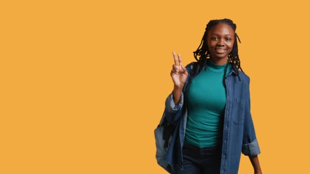Estudante Afro Americano Sorridente Escola Levantando Braço Para Responder Pergunta — Vídeo de Stock