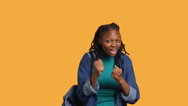 Афроамериканська Жінка Жартома Робить Вигляд Воює Маючи Дружнє Протистояння Другом — стокове відео