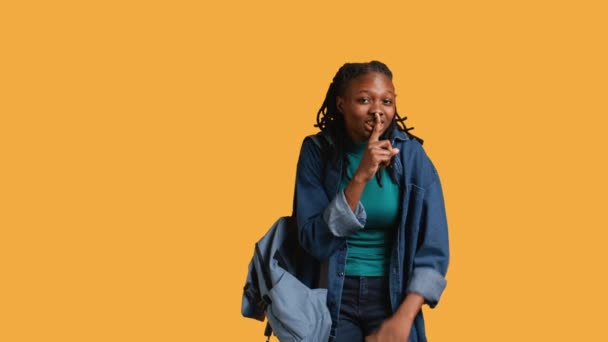 Стерн Африканская Американка Делающая Жест Раздраженная Шумом Имеющая Негативное Настроение — стоковое видео
