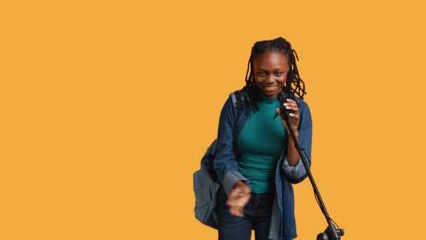 Porträt Eines Afrikanisch Amerikanischen Motivationssprechers Der Ein Mikrofon Spricht Das — Stockvideo