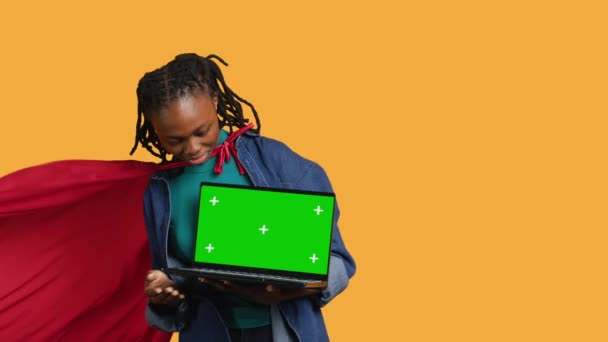 케이프와 히어로를 Bipoc 여자의 초상화 노트북 스튜디오 배경을 아프리카계 미국인 — 비디오