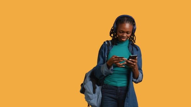 Afrykańska Nastolatka Dodająca Metodę Płatności Stronie Internetowej Odizolowana Tle Studia — Wideo stockowe
