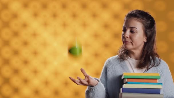 Kitapları Tutan Elmayla Oynayan Mutlu Bir Kadın Sağlıklı Okuma Yeme — Stok video
