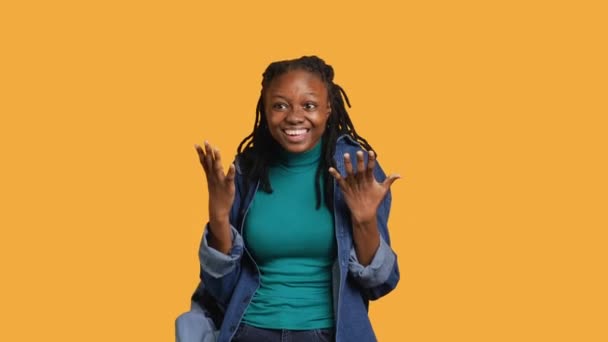 Optimistischer Afrikanisch Amerikanischer Teenager Der Vor Studiohintergrund Herumgoogelt Sich Freudig — Stockvideo