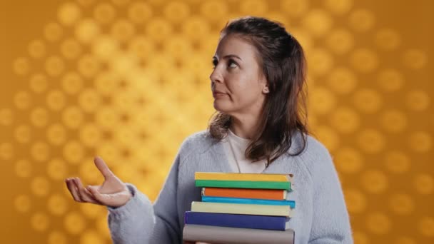 Gelukkige Vrouw Die Boeken Vasthoudt Met Appel Speelt Plezier Brengt — Stockvideo