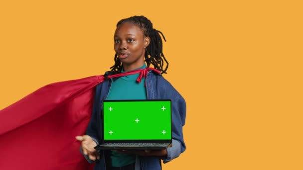 Портрет Веселого Підлітка Який Виступає Супергерой Представляє Зелений Екран Ноутбук — стокове відео