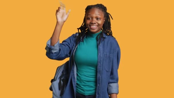 Hevesli Afrikalı Amerikalı Öğrenci Soruyu Cevaplamak Için Elini Kaldırıyor Öğretmenine — Stok video