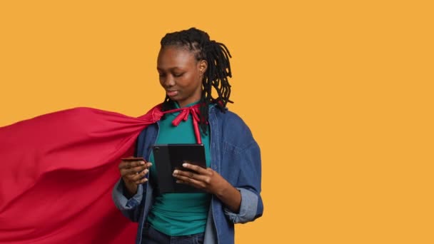 Freudiges Mädchen Superheldenkostüm Das Aufgeregt Ist Online Dinge Mit Tablet — Stockvideo