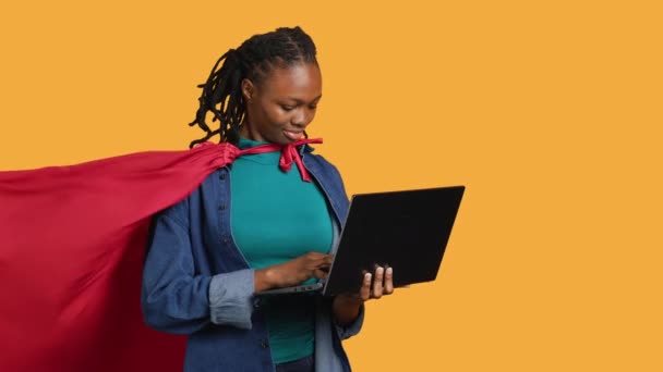 Щаслива Афроамериканська Молода Дівчина Костюмі Супергероя Хелловін Працює Ноутбуці Студійному — стокове відео