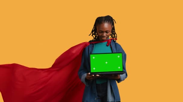Yeşil Ekran Dizüstü Bilgisayarı Sunan Süper Kahraman Rolündeki Neşeli Genç — Stok video