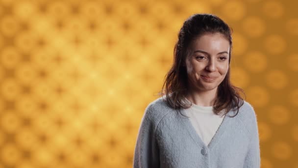 Vrolijke Vrouw Gelukkig Doen Begroeting Hand Gebaar Gevoel Optimistisch Portret — Stockvideo