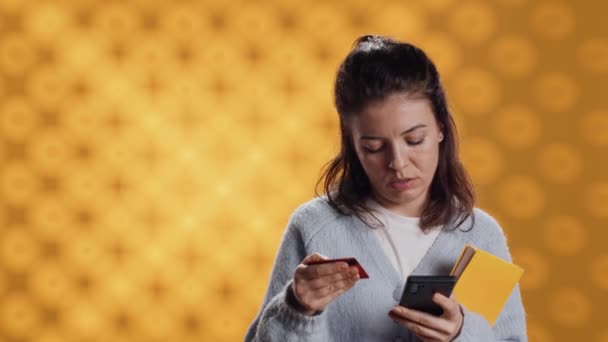 Mujer Sosteniendo Libros Comprando Más Con Teléfono Transmitiendo Alegría Del — Vídeo de stock
