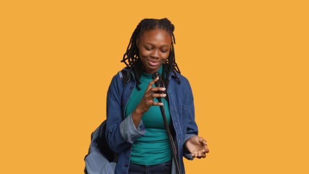 Afričtí Američtí Motivační Řečníci Mluví Mikrofonu Oslovují Publikum Pořádají Řeč — Stock video