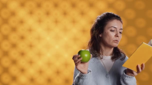Γυναίκα Ανάγνωση Βιβλίο Και Απολαμβάνοντας Φρέσκο Μήλο Ζουν Υγιείς Απομονώνονται — Αρχείο Βίντεο