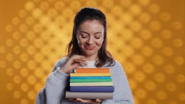 Πορτρέτο Της Ευτυχισμένης Γυναίκας Στοίβα Από Βιβλία Στα Χέρια Δείχνει — Αρχείο Βίντεο