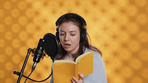 Žena Dělá Hlasové Čtení Knihy Aby Produkovala Audioknihu Pomocí Dramatického — Stock video
