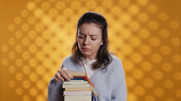 Ders Kitaplarını Karıştıran Okul Sınavı Için Bilgi Toplayan Stüdyo Arka — Stok video