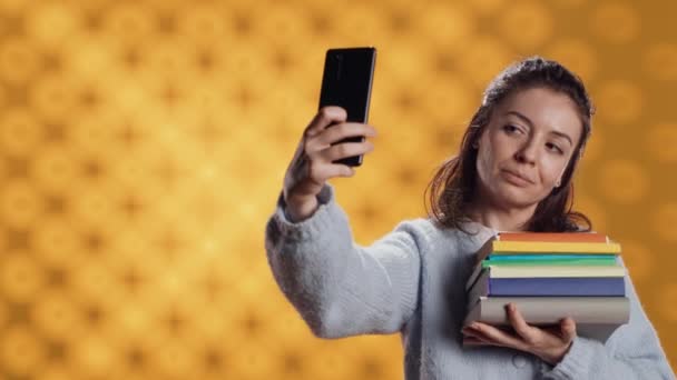 Mujer Sonriente Sosteniendo Montón Libros Disfrutando Lectura Hobby Tomar Selfies — Vídeos de Stock