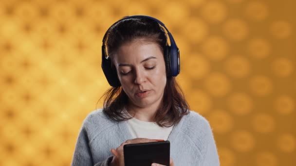 Donna Che Legge Ebook Ereader Ascolta Musica Che Acquista Libri — Video Stock