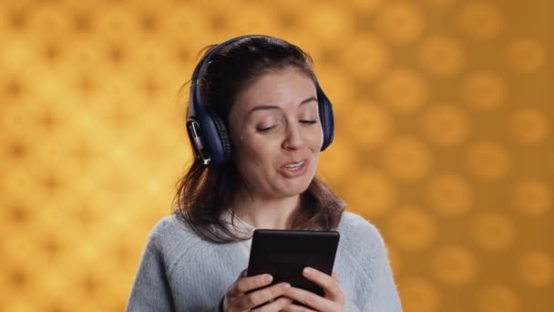 Voice Actor Sorridente Durante Lettura Ebook Raffigurante Personaggio Orgoglioso Impertinente — Video Stock