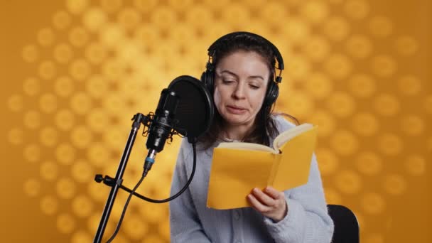 Mulher Sentindo Cansada Fazer Narração Livro Produzir Audiolivro Durante Todo — Vídeo de Stock