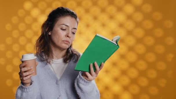 Κουρασμένη Γυναίκα Διαβάζει Βιβλία Κρατάει Καφέ Απομονωμένη Στο Στούντιο Εξαντλημένος — Αρχείο Βίντεο