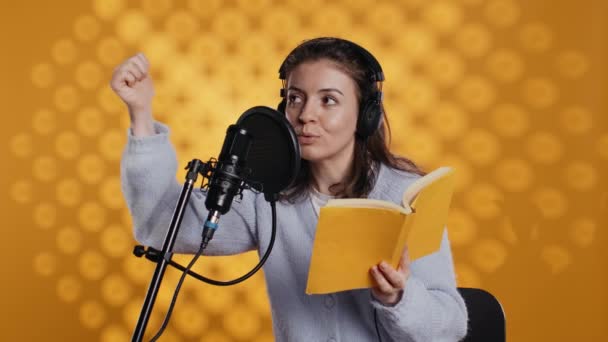 Acteur Vocal Regardant Producteur Hors Caméra Pour Savoir Quand Commencer — Video