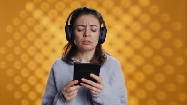 Sesli Aktör Kitap Okurken Kaşlarını Çatar Karakteri Canlandırır Stüdyo Geçmişi — Stok video