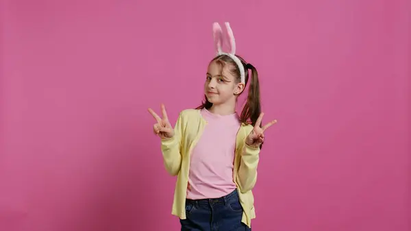 Atölyede Barış Işareti Gösteren Kuyruklu Neşeli Bir Çocuk Paskalya Pazar — Stok fotoğraf