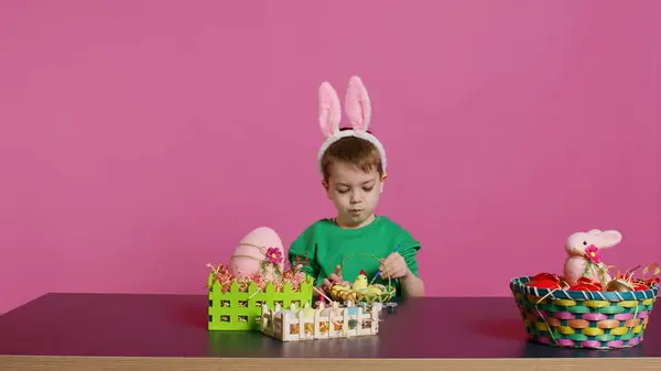 Gelukkig Klein Kind Schikken Eieren Kuiken Een Mand Ter Voorbereiding Stockafbeelding