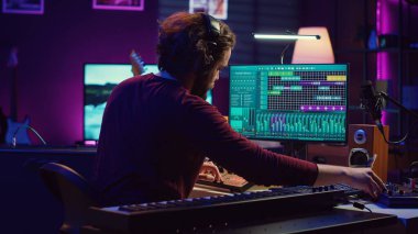 Müzik yapımcısı daw yazılımında ses parçalarını düzenliyor ve karıştırıyor, akustik mühendislik teknolojisiyle sesi çok yüksek sesle kaydediyor. Ses mühendisi yüksek kaliteli kayıtlar üretiyor. Kamera A.