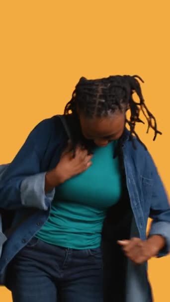Вертикальне Відео Вражаюча Молода Дівчина Робить Щасливий Танець Відчуває Себе — стокове відео