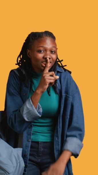 Κάθετη Βίντεο Stern Αφροαμερικανή Γυναίκα Κάνει Shushing Χέρι Gesturing Ενοχλημένος — Αρχείο Βίντεο