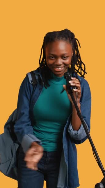 Vertikální Video Portrét Africké Americké Motivační Mluvčí Mluvící Mikrofonu Oslovující — Stock video