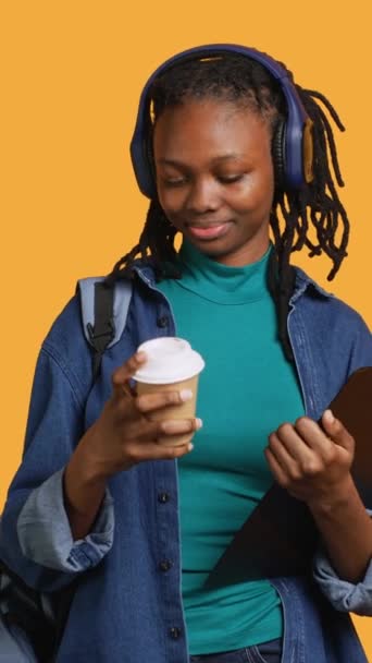 Vertikální Video Africká Americká Teenager Těší Kávu Při Držení Schránky — Stock video