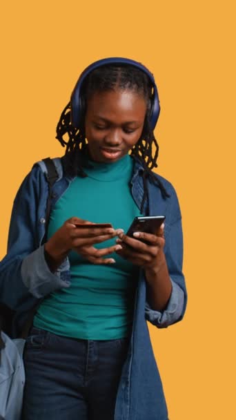 Függőleges Videó Afrikai Amerikai Tinédzser Hozzáadásával Fizetési Mód Honlapon Elszigetelt — Stock videók