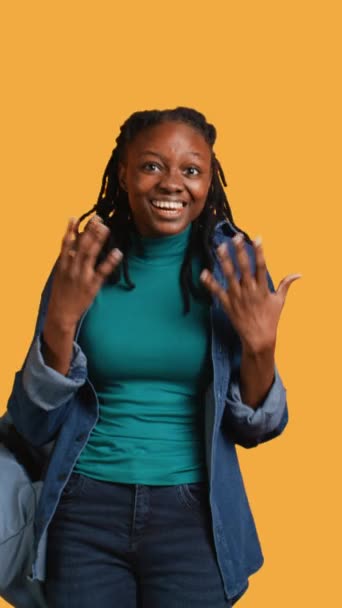Vertikales Video Optimistischer Afrikanisch Amerikanischer Teenager Der Vor Studiohintergrund Fröhlich — Stockvideo