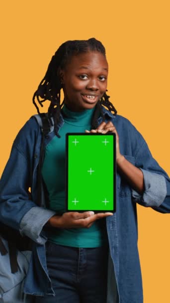 Video Verticale Donna Afroamericana Sorridente Che Presenta Tablet Con Display — Video Stock