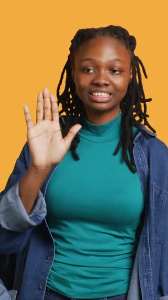 Вертикальное Видео Ассертивная Африканская Женщина Делает Остановку Жеста Руки Говорить — стоковое видео