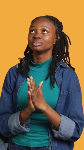 Vídeo Vertical Jovem Afro Americana Desesperada Orando Divindade Pela Salvação — Vídeo de Stock